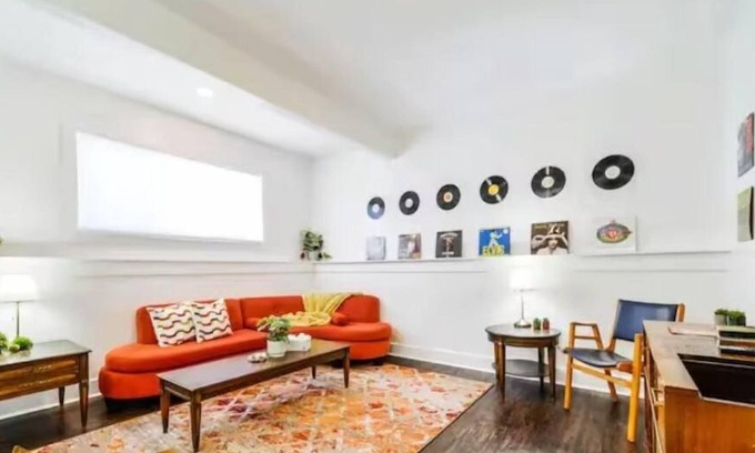 Jasper Place Casa | Retro Vibes - King Bed - Long Stays - Garage - Wi-Fi!