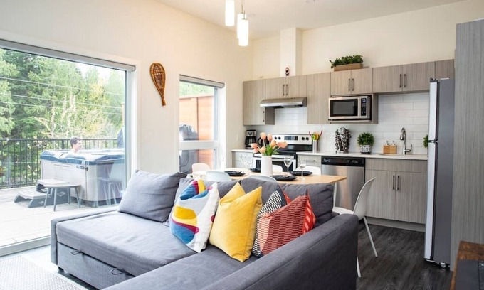Revelstoke Condominio | Reved Up & Out - Remarkable Two Bedroom Condo
