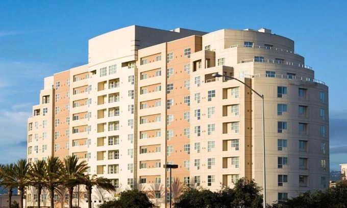 Emeryville Hotel | Revel in the Lap of Luxury! Minutes from Emeryville Community Organic Garden