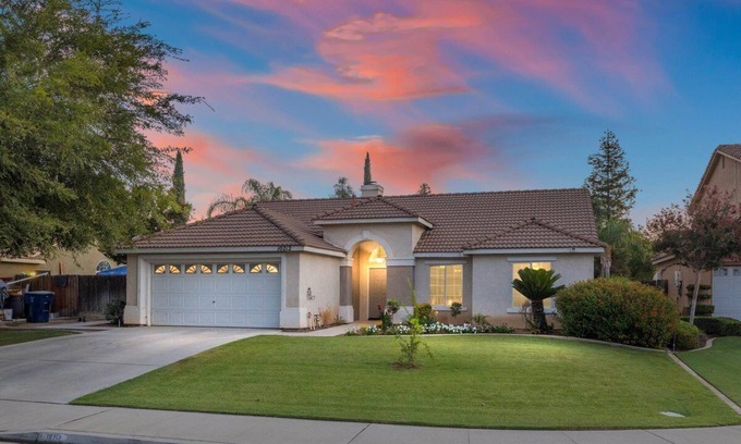 Greenacres Casa | Revitalizing 3 Bedroom Home in Bakersfield with Pool and Wi-fi