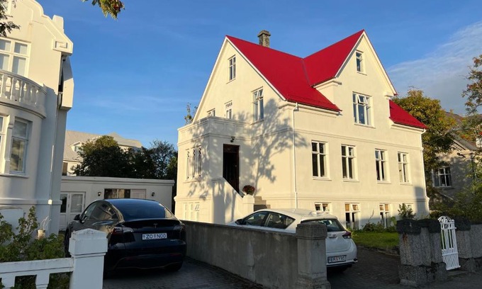 Vesturbær Apartamento | Reykjavik Urban Escape 2-Bedroom Haven with Private Entrance
