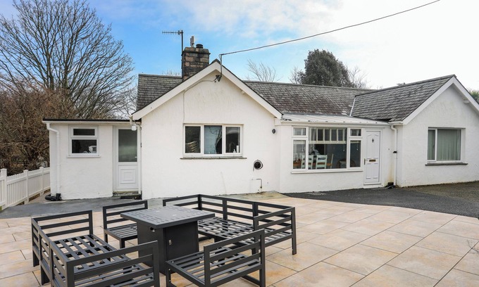 Llanbedrog Cabaña | RHEDYN, pet friendly, country holiday cottage in Llanbedrog