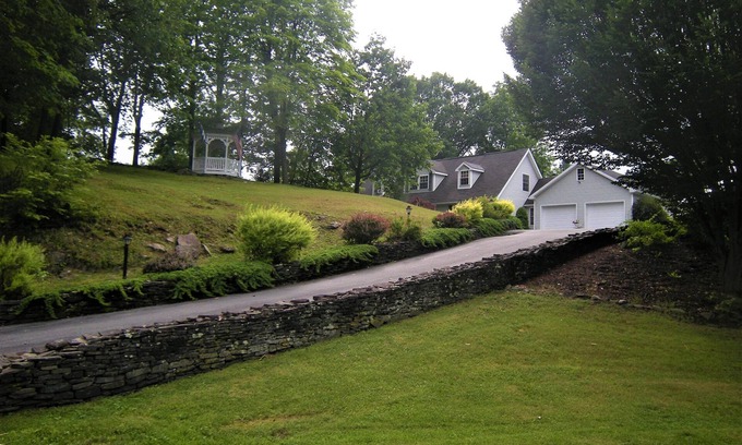 Rhinebeck Village Business District Apartamento | Rhinebeck Village suite with heated pool
