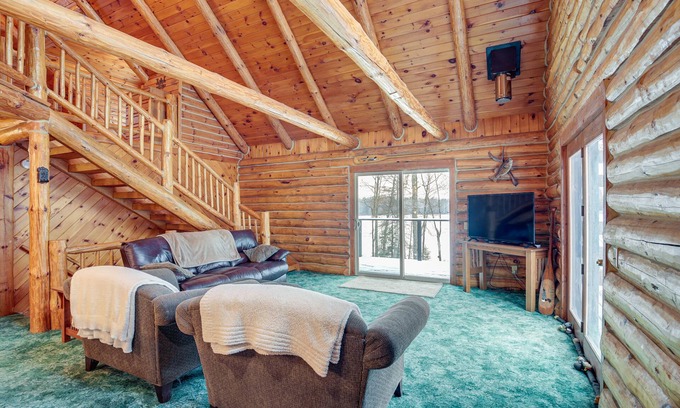 Rhinelander Cabina | Rhinelander Waterfront Cabin w/ Deck & Fire Pit!