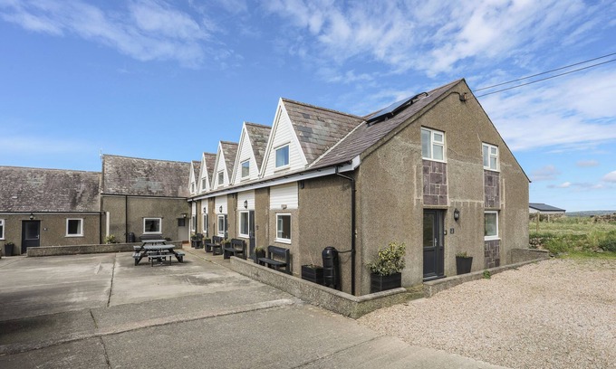 Llanengan Cabaña | RHIW - 1 TY'N DON, pet friendly, with a garden in Abersoch