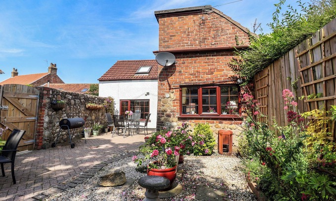 Skipsea Cabaña | RHODALE COTTAGE, pet friendly, character holiday cottage in Skipsea