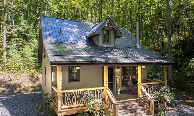 Tuckasegee Cabina | Rhododendron Rest at Running Cedar Springs - Upscale Mountain Home Located Across from Bear Lake