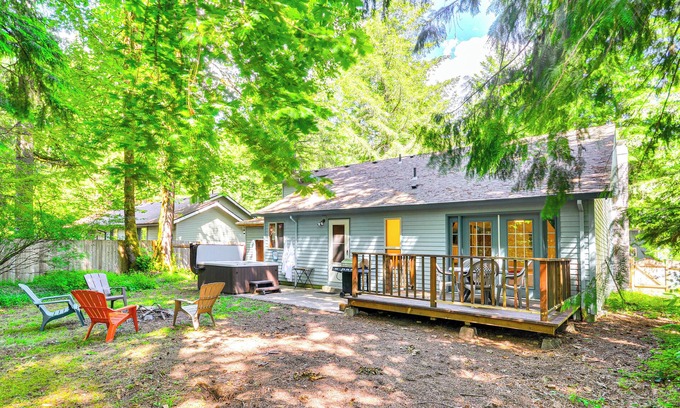 Brightwood Casa | Rhododendron Retreat w/ Hot Tub: Steps to River!