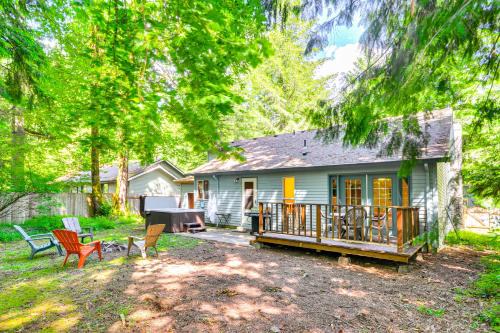 Mount Hood Village Casa | Rhododendron Retreat with Hot Tub Steps to River!
