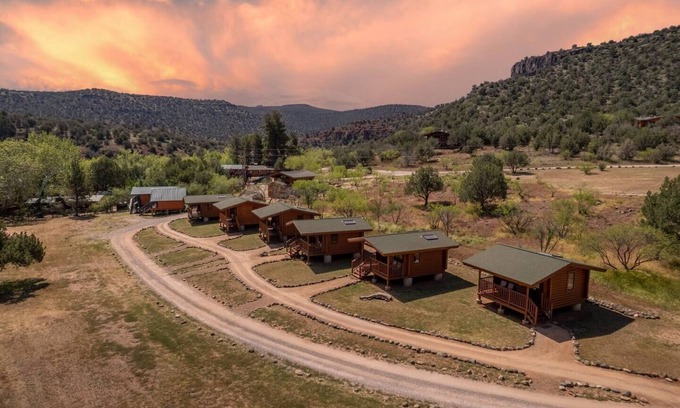 Cornville Cabina | Rhodonite Cabin: Nurture Your Spirit
