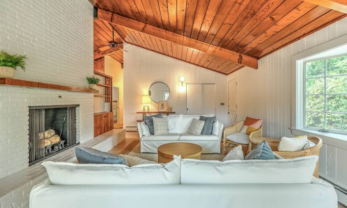 Wakefield-Peacedale Casa | Rhody Beach Bungalow - Downtown Wakefield! 7 minutes to Narragansett Beach!