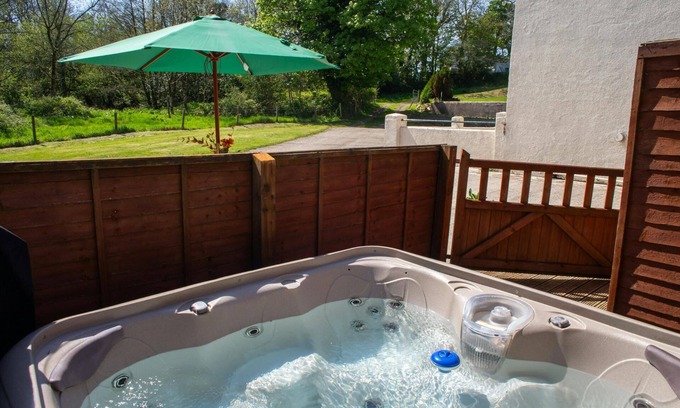 Crosswell Cabaña | Rhostwarch Old Farmhouse, Newport