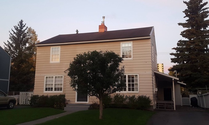 South Addition Casa | The Rhubarb Retreat - 2 BR Downtown Anchorage