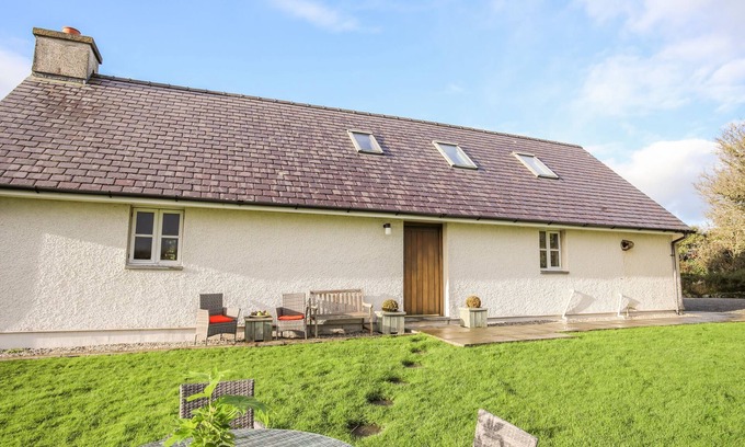 Rhoscolyn Cabaña | RHYD Y BONT BACH, pet friendly, with open fire in Rhoscolyn