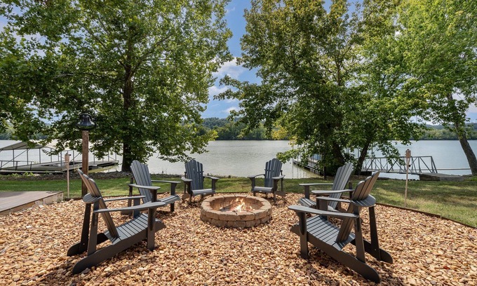 Ashland City Casa | Rhythm on the River- Private Dock - Game room