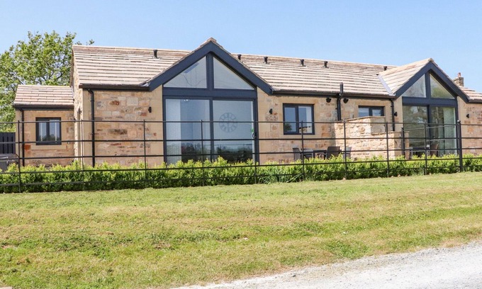Bolton by Bowland Cabaña | RIBBLE VIEW, pet friendly, with hot tub in Chatburn