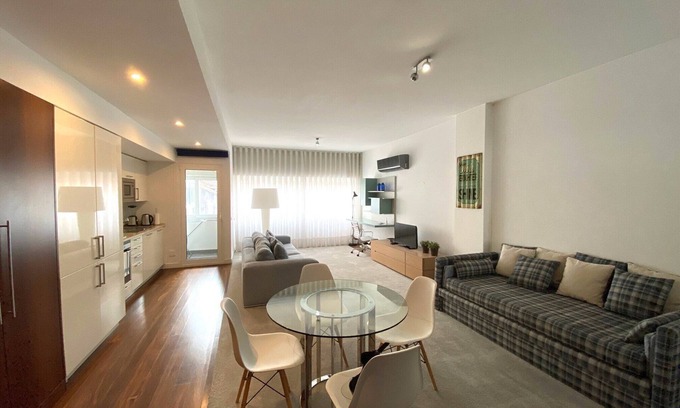 Sao Paulo Apartamento | Ribeira 1 - Time Out Market - A few steps away from Mercado da Ribeira, River Tagus and Chiado. Car