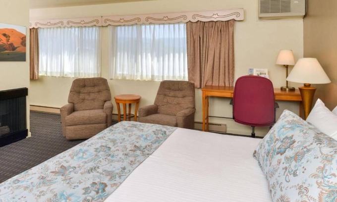 Solvang Hotel | Rich in History! 3 Convenient Units, Pool, Parking, Minutes to Sunny Fields Park