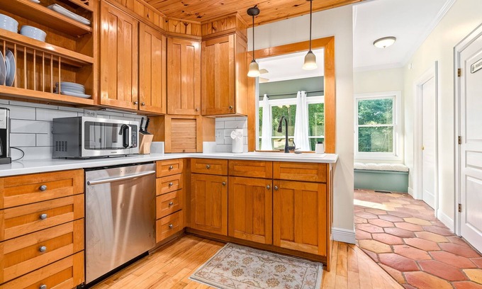 Auburn Casa | "Richland Retreat"- Roomy and Relaxing. 6 BR on 5 acres, 8 min. to Jordan-Hare
