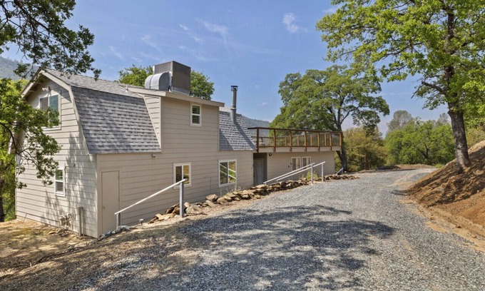 Groveland Casa | Rick’s Lakehouse Retreat – A Tranquil Getaway by Lake Don Pedro