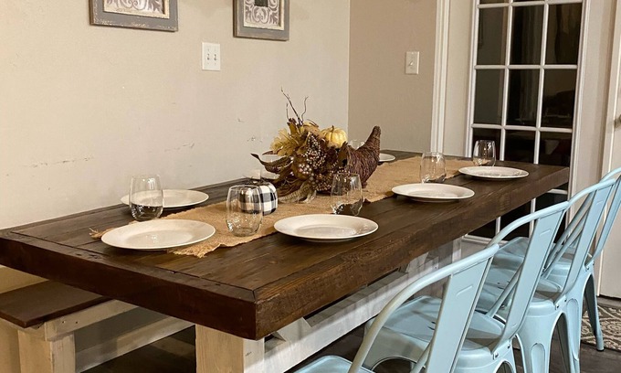 Mena Casa | Ride2 WPG trails,Garage, Mnt Cabin, WiFi Paved Firepit, Circle Dr Parking, King