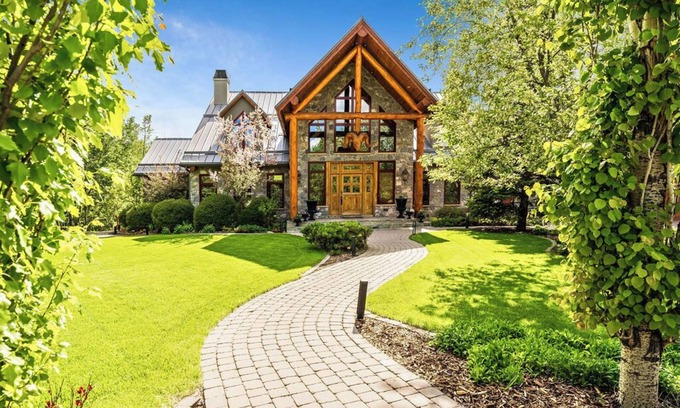 Calgary Casa | Ridge Meadows Estate 7BR 9BA (+30 Day Only)