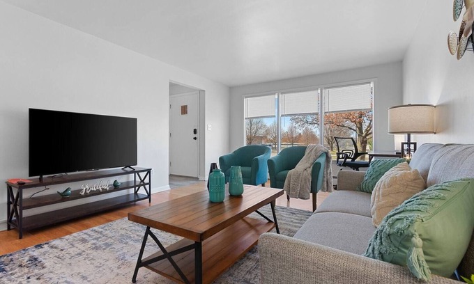 Ashwaubenon Casa | Ridge Road 15-minute walk to Lambeau Field, Resch Center and Titletown District!