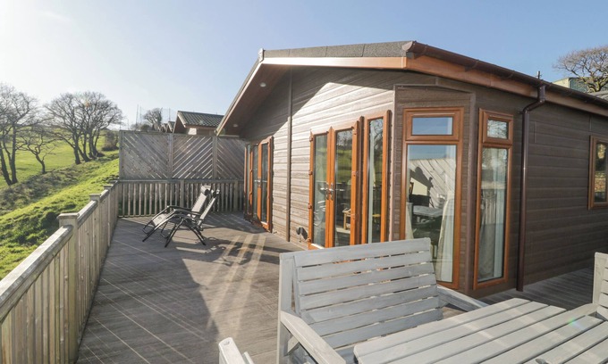 Graddon Cross Cabaña | RIDGE'S RETREAT (NO 7 KIGBEARE LODGES), with pool in Sourton Down