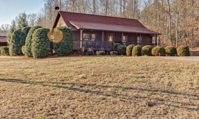 Rutherfordton Cabina | Ridge View Cabin with Fireplace Pet Friendly 2.7 miles from TIEC