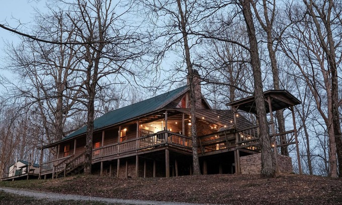 Dowelltown Cabina | Ridgeline Cabin at Center Hill Lake