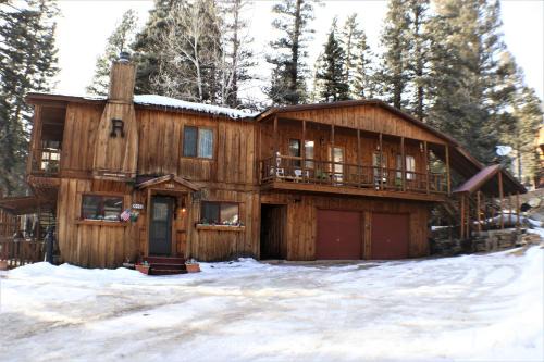 Red River Casa | Ridgeview Lodge - Fenced Yard - Satellite - WiFi - Washer - Dryer - Grill - Fireplace