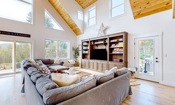 Whitefield Casa | Ridgeview | Newer home in Whitefield with hot tub, firepit & mountain views