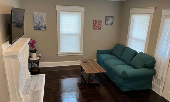 Norwood Casa | Ridgeway, 2 Bedroom House near Xavier, Downtown
