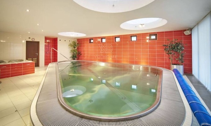Komorany Villa | Riesige Retro Villa mit Indoor-pool & Sauna
