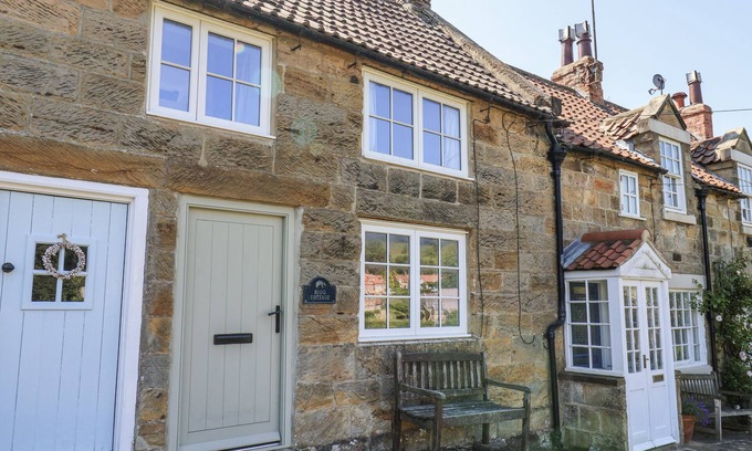 Sandsend Cabaña | RIGG COTTAGE, MOUNT PLEASANT, pet friendly, with a garden in Sandsend