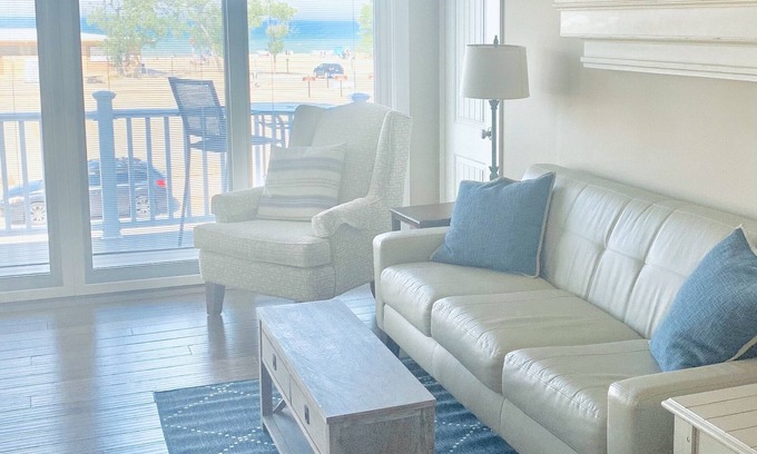 Grand Haven Condominio | Right across from Beach and Grand Haven Pier! Beautiful Lake and Sunset Views!