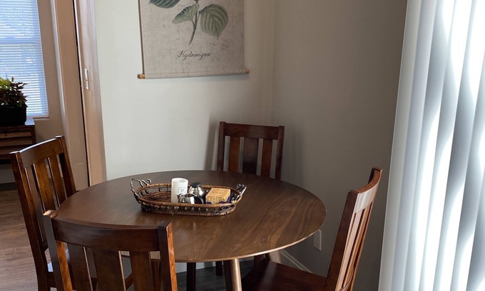 Hickory Casa | Right in the heart of Hickory, close to shopping , restaurants, downtown, hospit