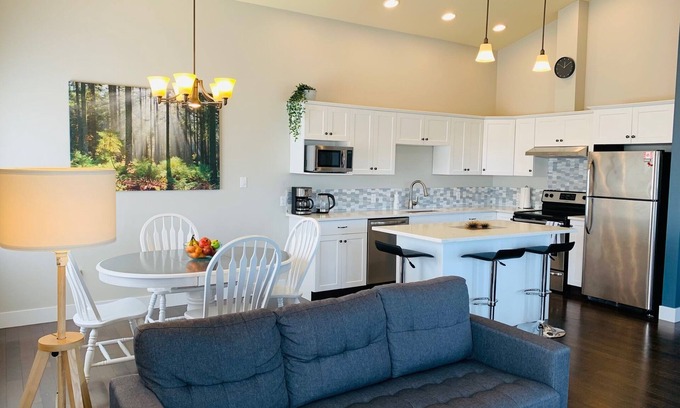 Ladysmith Condominio | Right off Main Street, near delicious bakeries and more.10 minute walk to beach!