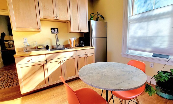 Federal Hill Apartamento | Right on Broadway - Spacious West Side Apartment