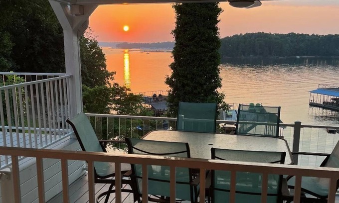 Flowery Branch Casa | Right on the lake. Private Boat Dock