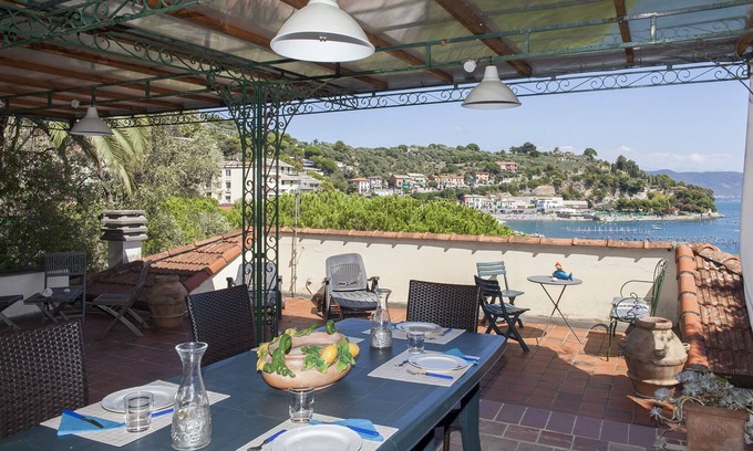 Portovenere Villa | Justo en el mar!Enormes terrazas con vistas al mar.
