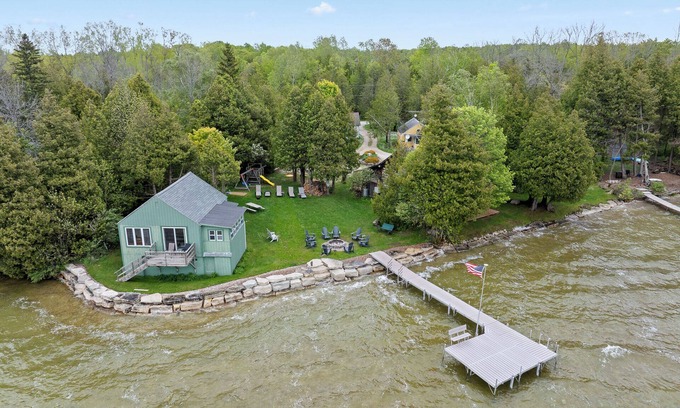 Baileys Harbor Cabina | Right on the water-Dog Friendly Cottage with kids playground