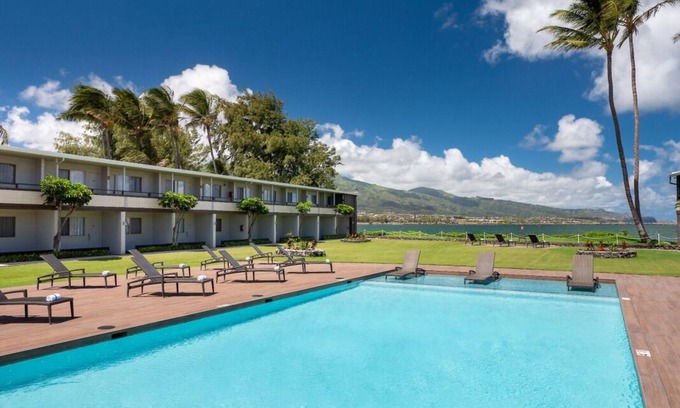 Kahului Casa | Right on the Water! On-site Pool, Steps to Ho’aloha Park Beach!