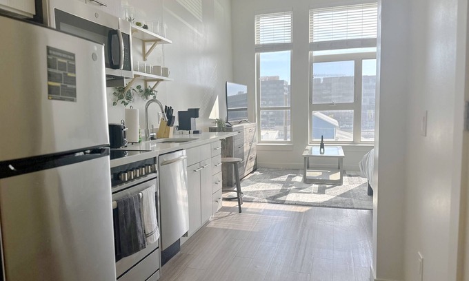 Cole Apartamento | RiNo's Vibrant Studio Getaway