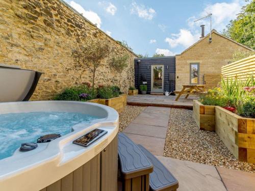 Thornton Dale Casa | Rinstone Lodge, Thornton-Le-Dale. Moors cottage with hot tub