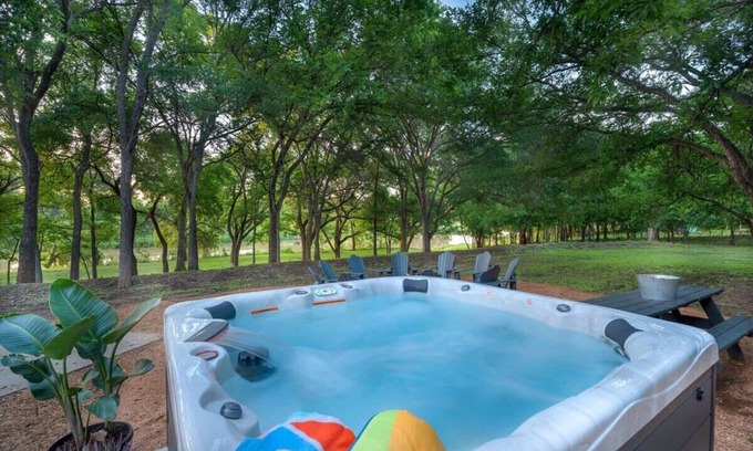 Stonewall Apartamento | M Haus Loft, riverfront, hot tub & near wineries!