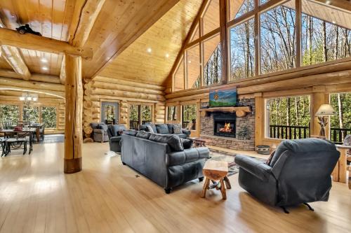 Pittman Center Casa | Rippling Stream, Hot Tub, Game Room, 5 Star, Fire Pit, Free Attraction Tickets, Secluded!