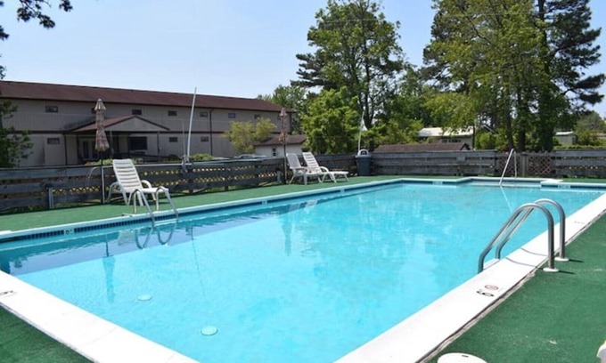 Deep Hole Condominio | Rise & Shine- Adorable Efficiency w/ Views & Pool!