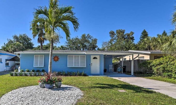 Indian Rocks Beach Casa | Rita's Cottage by the Beach - Steps to Ocean!