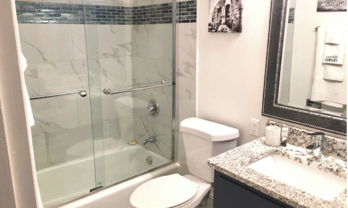 Green Bay Casa | Ritchie’s Titletown Executive Suites: Bachelor’s Den